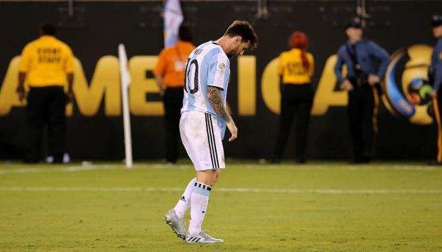 Messi, cabizbajo, tras perder Argentina la final de la Copa de América frente a Chile.