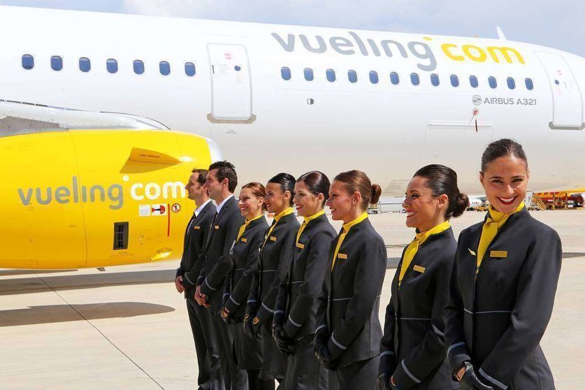 Un avión y personal de cabina de Vueling Airlines.