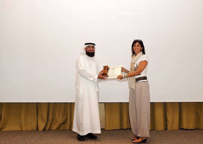 María Tello, cabeza de la candidatura PROM UEA, recibe el premio que le ha concedido 'Architectural Heritage Society' de Dubai.