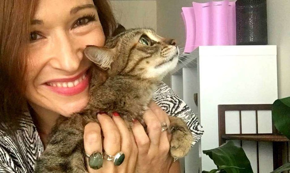 Carla Julián logró escapar del incendio de Sulafa Tower en Dubai Marina junto a su gata, Miss Bradshaw. (EL CORREO)