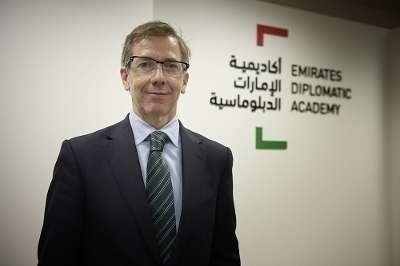 Bernardino León, en la Academia Diplomática de Emiratos Árabes. (EL CORREO)