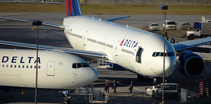 Aviones de Delta Airlines sobre la pista.