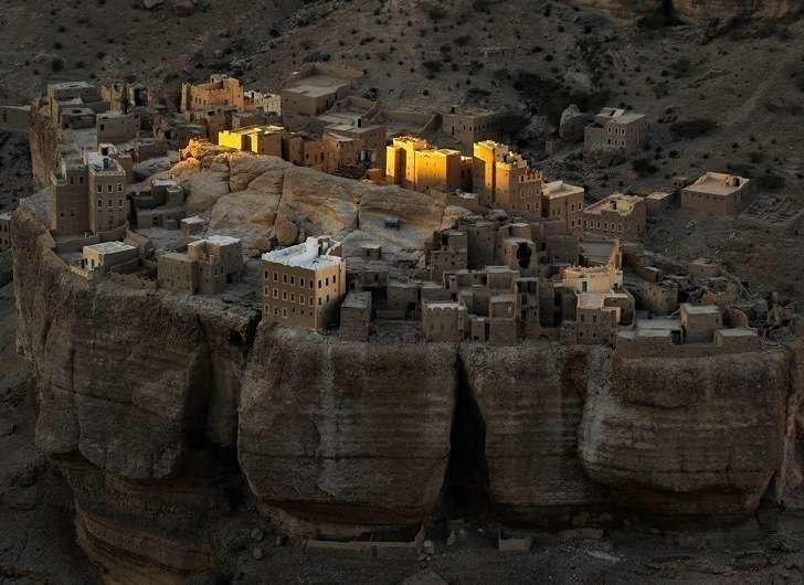 Una imagen de Al-Haid Jazil, el pueblo yemení en lo alto de una roca.