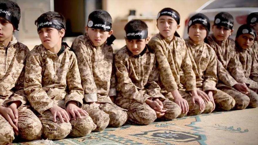 Niños irakíes en campos de entrenamiento del Daesh.