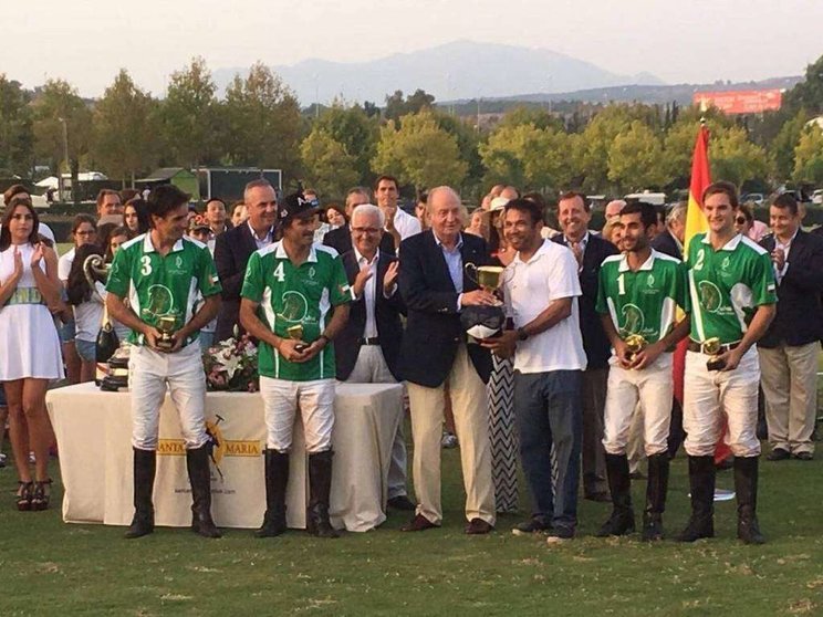 El Rey emérito entrega la copa al capitán de Dubai Polo Team.