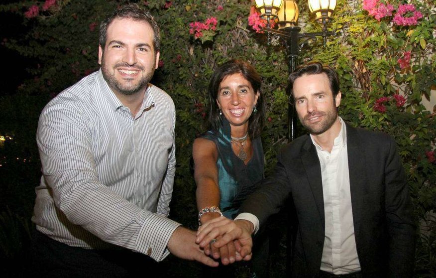 José María Urrutia (CEURE), María Tello (PROM EAU) y Enrique Hormigo (E3), unen las manos en pro de la comunidad española en Emiratos Árabes Unidos (EAU). (EL CORREO)