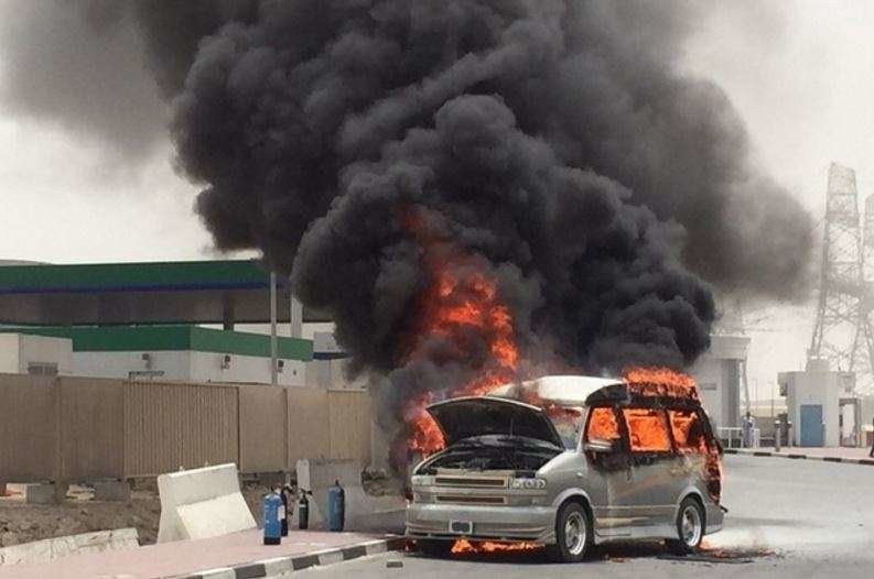 Coche en llamas en una zona de Dubai. (Fuente externa)