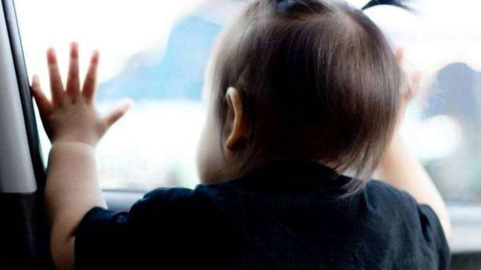 Una imagen suministrada de internet de un bebé en un coche.