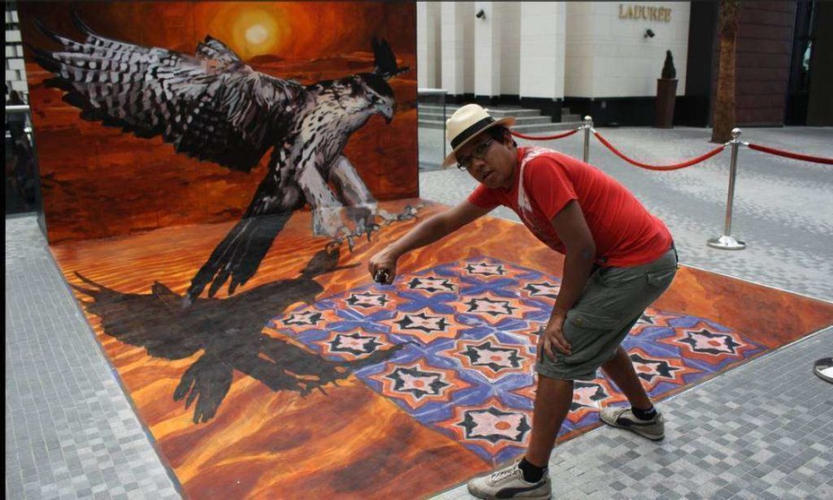 César Paredes junto a una de sus obras en Dubai Canvas 3D de 2015 (EL CORREO).