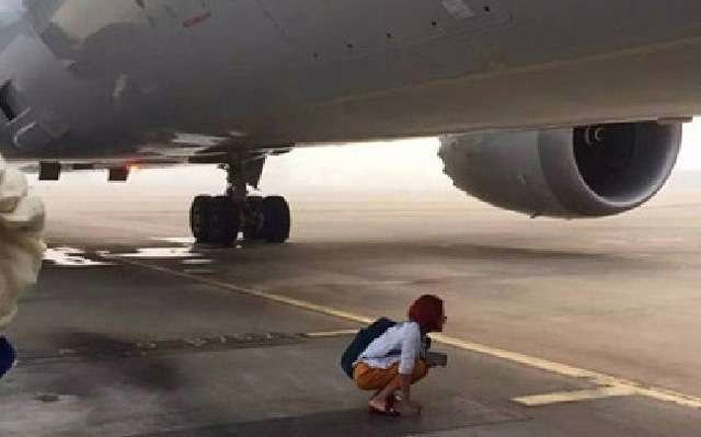Una imagen de la mujer debajo del avión.