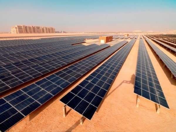 Placas de energía solar en el desierto de EAU.