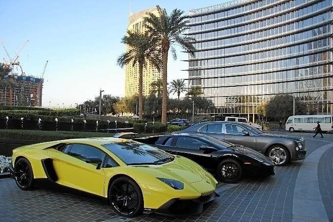 Automóviles de lujo estacionados ante el hotel Armani en el Burj Khalifa. (EL CORREO)