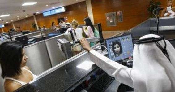 Control de visado a una turista en el aeropuerto.