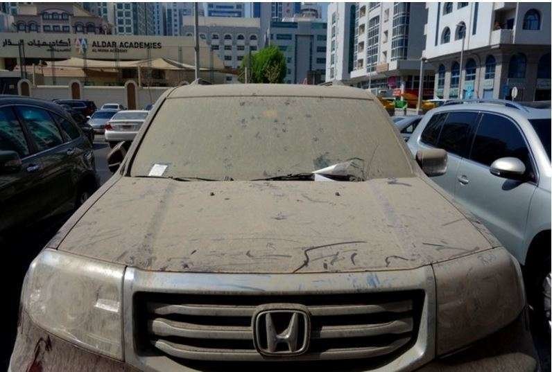 Una imagen de un automóvil sucio en Abu Dhabi (The National).