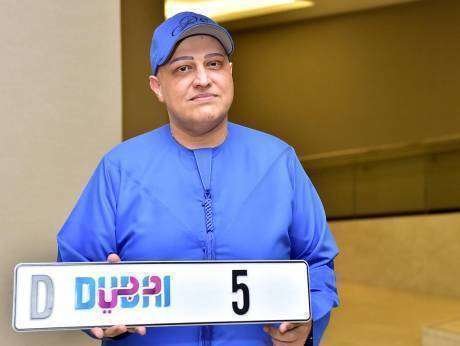 El empresario con su matrícula de 33 millones de dirhams.