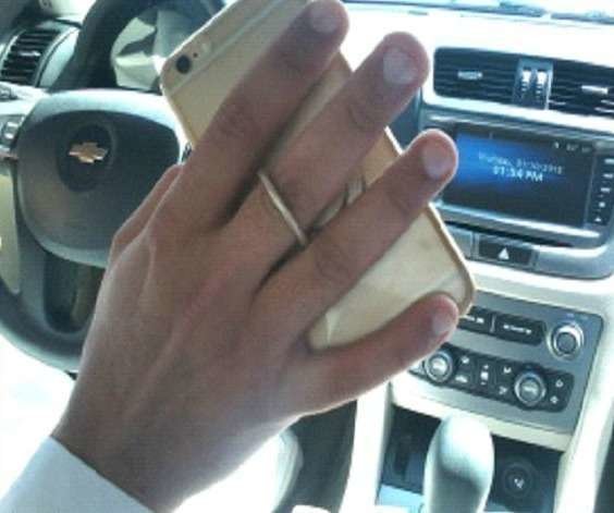 Un conductor con un móvil en la mano.