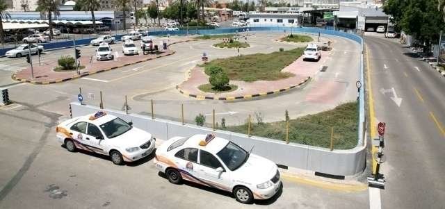 Una imagen de vehículos de escuela de conducir en EAU.