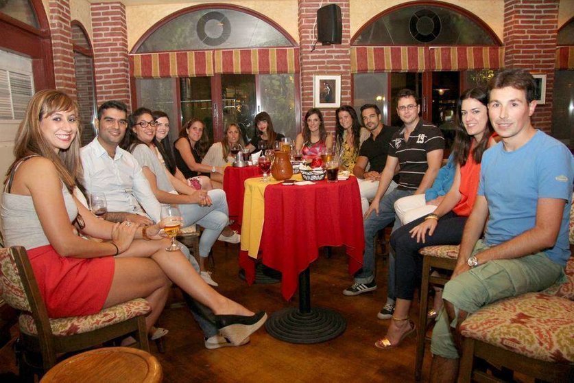 Encuentro en el restaurante Seville's de Dubai de españoles, la comunidad hispana más numerosa en Emiratos Árabes. (EL CORREO)