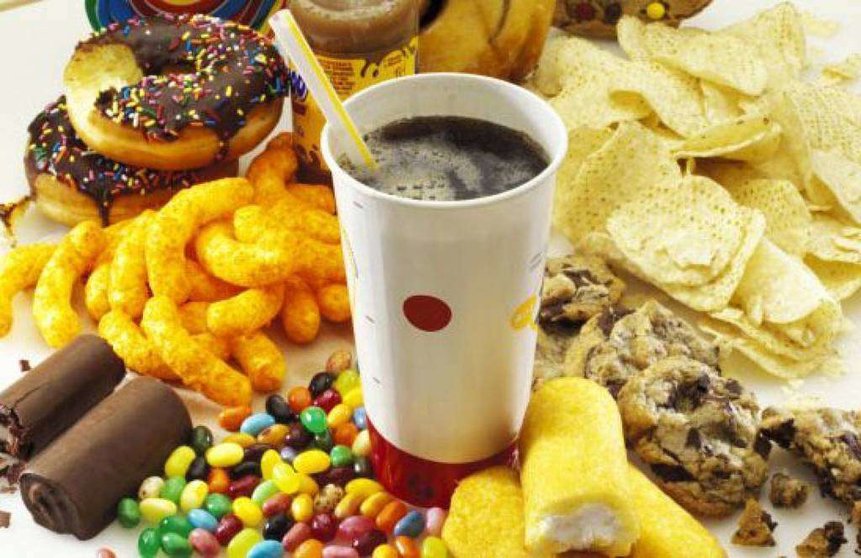 Bebidas azucaradas y dulces son peligrosos para una dieta saludable.
