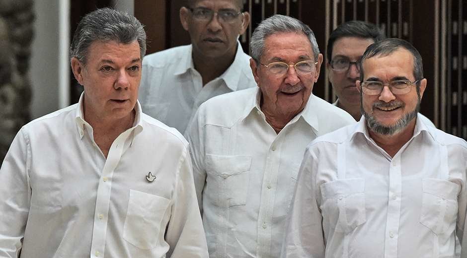 Juan Manuel Santos, Raúl Castro y Timoleón Jiménez, durante las negociaciones de La Habana.
