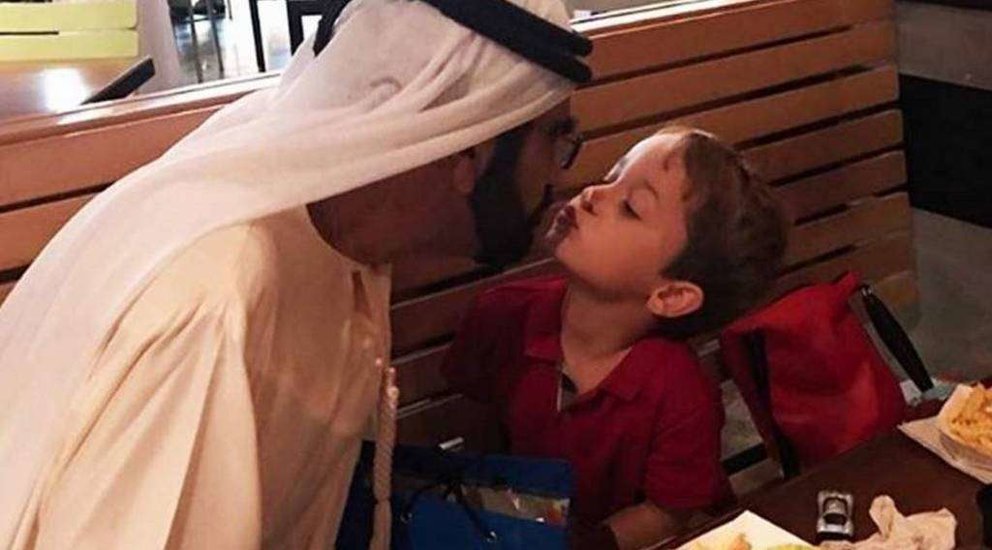 El Jeque Mohammed bin Rashid Al Maktoum y su hijo menor el jeque Zayed.