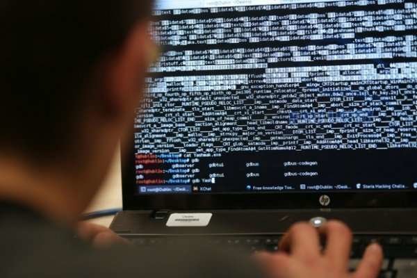 En la imagen de AFP un trabajador examina un ordenador.