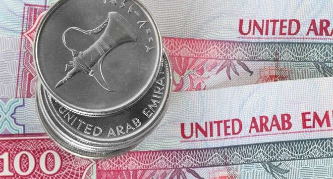 Monedas y billetes oficiales en Emiratos Árabes Unidos.