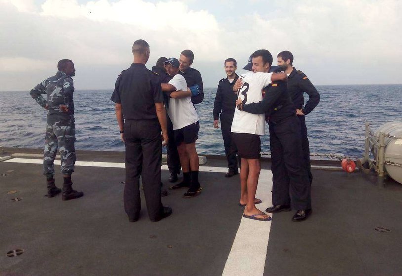 Los dos naúfragos abrazos a los miembros de la Armada Española que llevaron a cabo su rescate en una operación desplegada por el buque Relámpago. (EL CORREO)