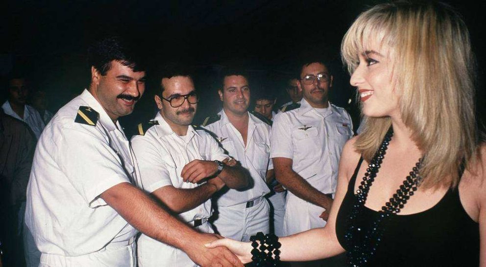 Marta Sánchez saluda a los marines en el 'Numancia' durante su visita a Abu Dhabi la Nochebuena de 1990.