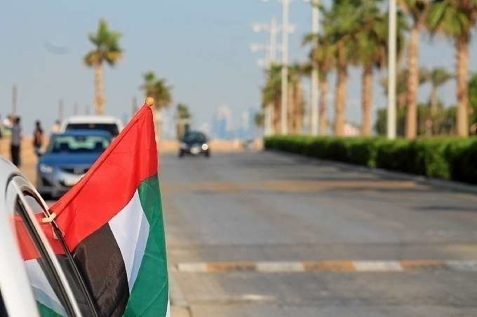 Una bandera de EAU en The Palm Jumeirah de Dubai.