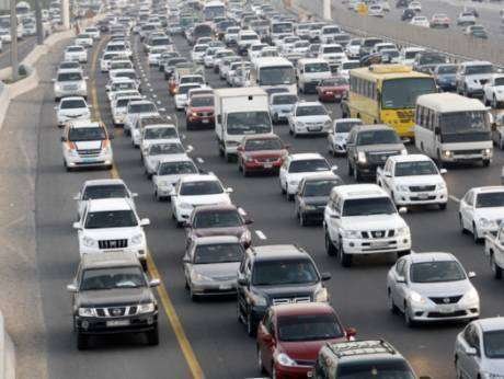 Una imagen de una carretera en Emiratos Árabes.