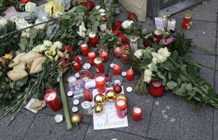 Flores en homenaje a las víctimas del atentado terrorista en Berlín.