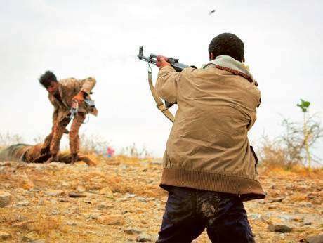 Miembro de una tribu yemení empuña un arma en Taiz.