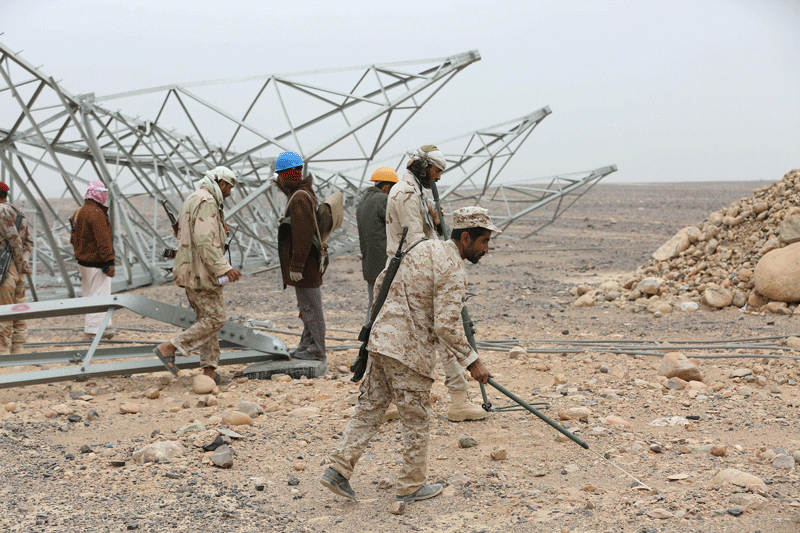 Soldados del ejército de Yemen buscan minas en las cercanías de Marib.