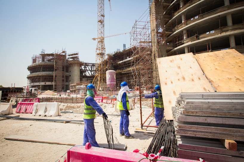 Trabajadores en el Estadio Khalifa de Doha.