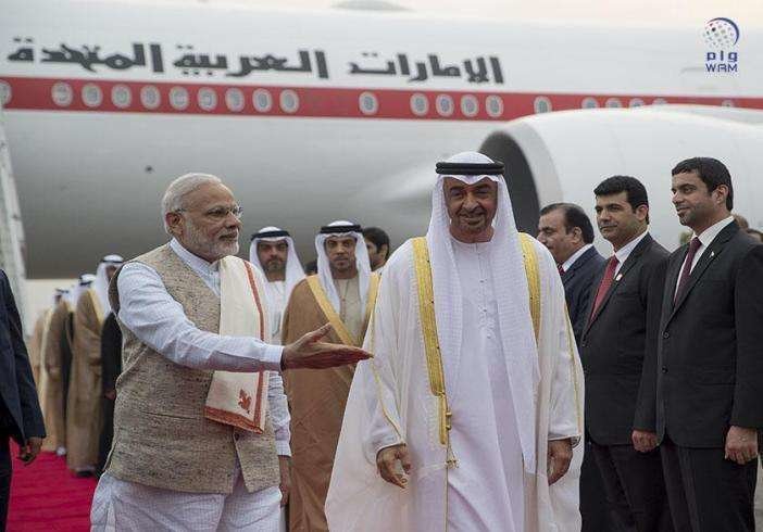 El primer ministro indio, Narendra Modi, da la bienvenida al jeque Mohammed bin Zayed, a su llegada a Nueva Delhi en 2017. (WAM)