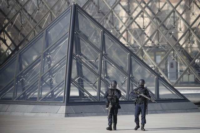 Agentes de la Policía francesa en la Pirámide del Museo del Louvre.