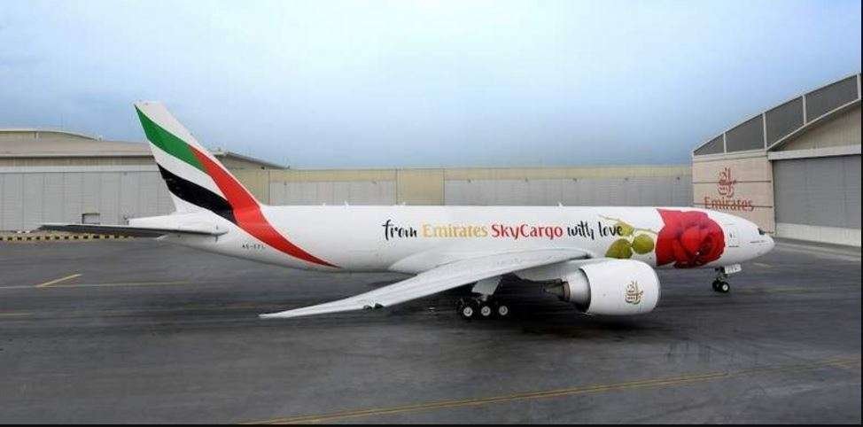 El avión de Emirates decorado por el día de San Valentín.