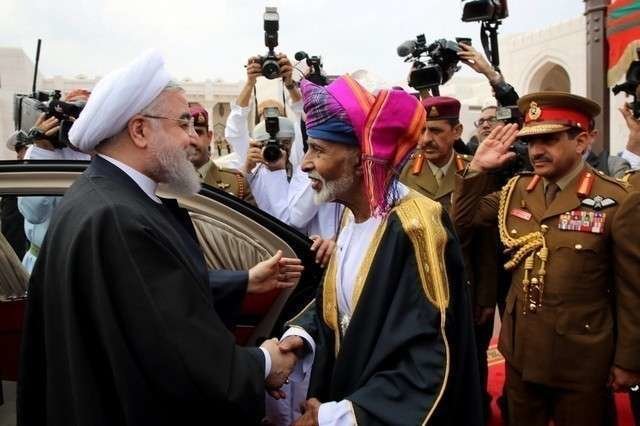 El presidente de Irán saluda al sultán de Omán este 15 de febrero de 2017 en Muscat.