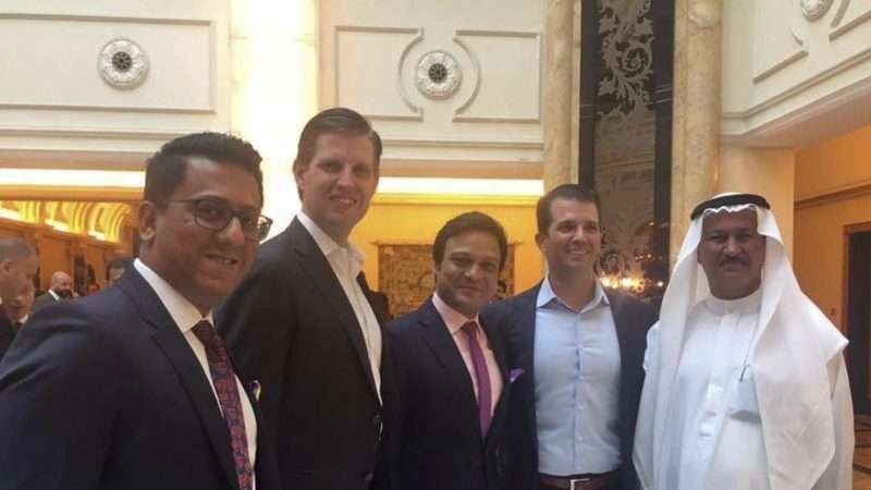 Los hijos de Trump junto al presidente de Damac Properties y otros invitados a la fiesta.