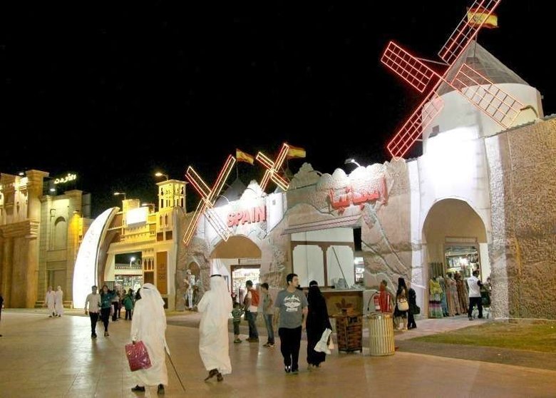 Quijotescos molinos de viento reciben a los visitantes del Pabellón de España en Global Village. (EL CORREO)