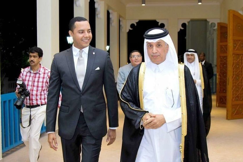 El embajador de Panamá en Doha, Oreste del Río Sandoval, junto al ministro de Estado para las Relaciones Exteriores de Qatar, Sultan bin Saad Almoraki. (EL CORREO)