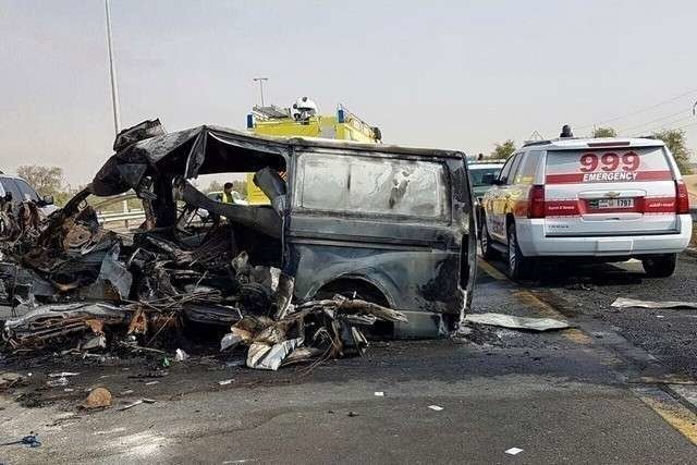 Los equipos de emergencia, junto a un vehículo siniestrado en la carretera de Al Ain en una imagen de archivo. (Policía de Dubai)
