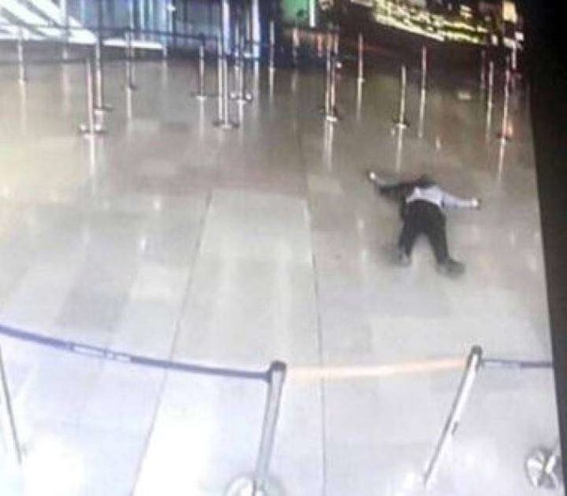 El agresor del aeropuerto de Orly, tumbado en el suelo tras ser abatido en una imagen captada por las cámaras de seguridad.