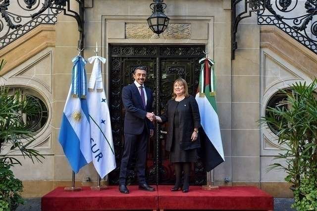 Los ministros de Asuntos Exteriores de Emiratos y Argentina, Sheikh Abdullah bin Zayed y Susana Mabel Malcorra, durante su encuentro en Buenos Aires.