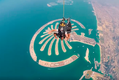 Un fotograma del vídeo de Will Smith haciendo paracaidismo en Dubai. (Will Smith Facebook) 