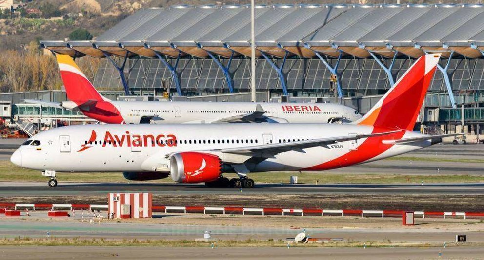 Un avión de Avianca en el aeropuerto de Madrid Barajas.