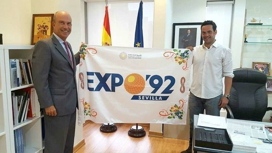 El embajador de España en Abu Dhabi, José Eugenio Salarich -izquierda-, muestra la bandera de la Expo 92 de Sevilla junto a José Ruiz. (EL CORREO)
