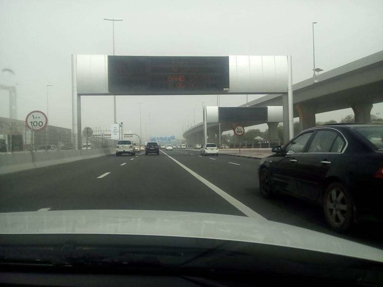Paneles informativos en la autopista E-11 advierten a los conductores de tormenta de arena. (ELCORREO)