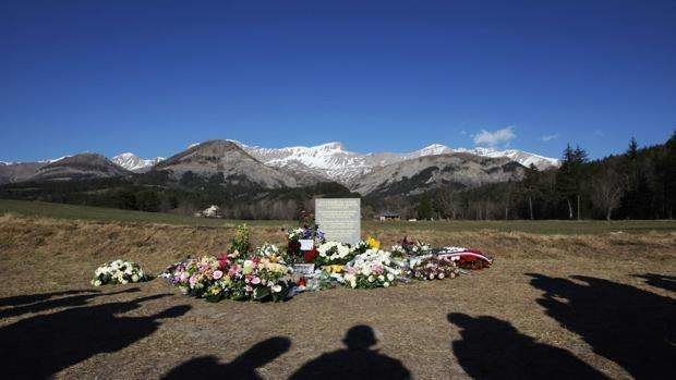 Un monumento recuerda a los fallecidos en el siniestro de Los Alpes.